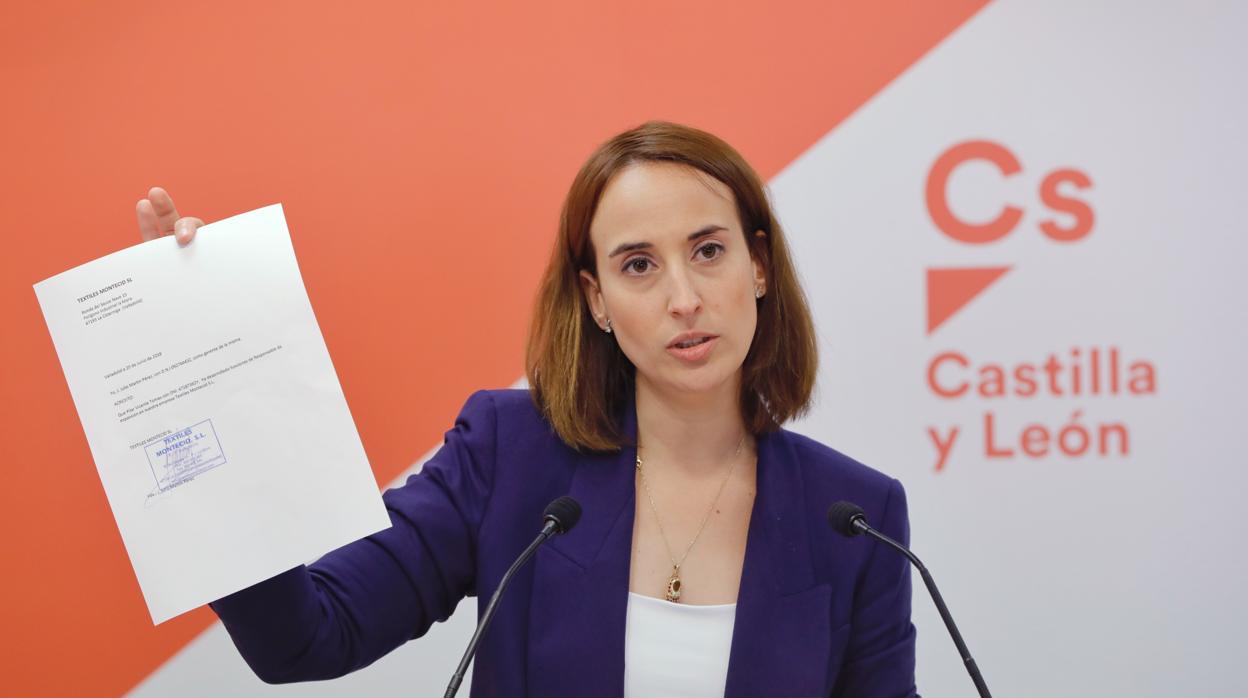 La portavoz de Ciudadanos en el Ayuntmiento de Valladolid, Pilar Vicente, muestra el certificado con su experiencia laboral A