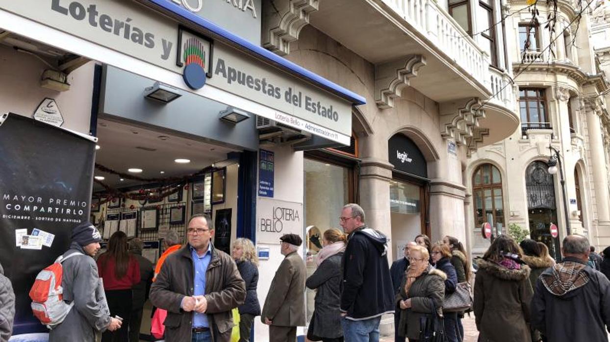 Compradores en una Administración de Loterías de Valencia