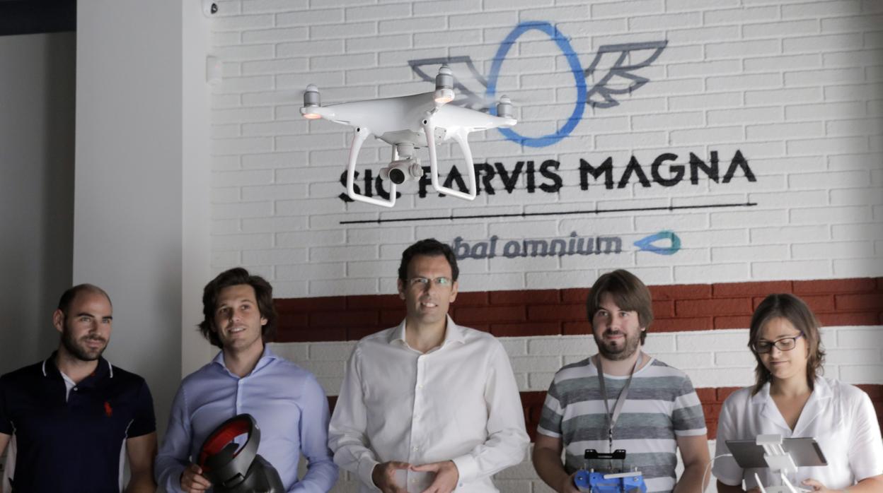 El director de sistemas de Global Omnium, Jaime Barba (c), y varios integrantes de su incubadora durante la presentación de las dos startups especialistas en drones
