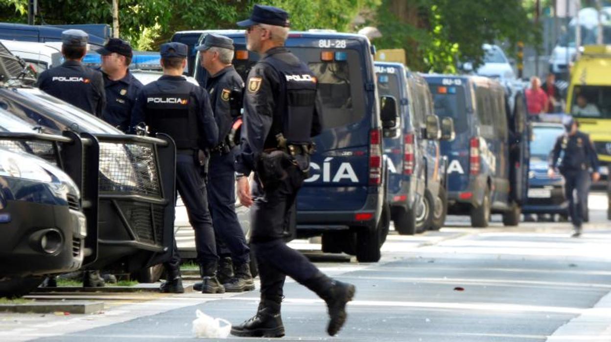 Efectivos de la Policía en la coruñesa calle Orillamar