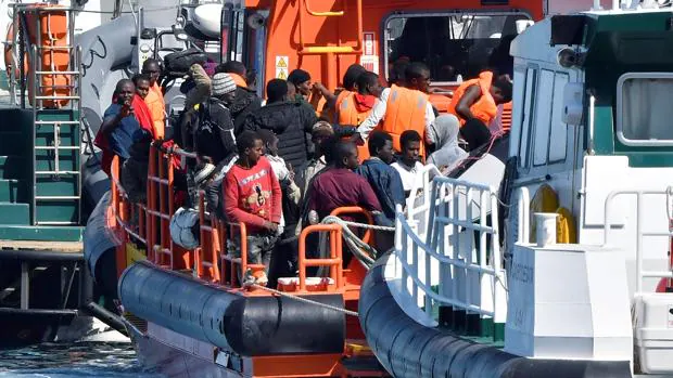 Fotografía de archivo de efectivos de Salvamento Marítimo trasladando al puerto de Almeria a 57 tripulantes de una patera que fueron rescatados en el Mar de Alborán el domingo pasado