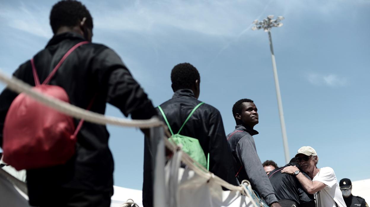 Varios inmigrantes desembarcan del Aquarius a su llegada a Valencia