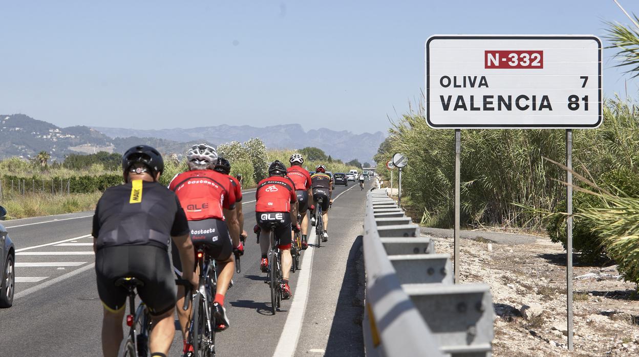 Imagen de archivo de un grupo de ciclistas en carreteras valencianas