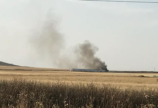 Vista del tren ardiendo desde la carretera