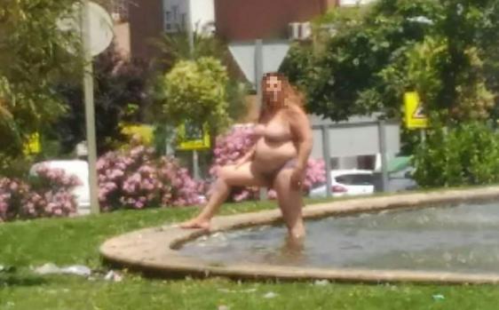 Una mujer semidesnuda se baña en la «fuente de los patos» del Polígono