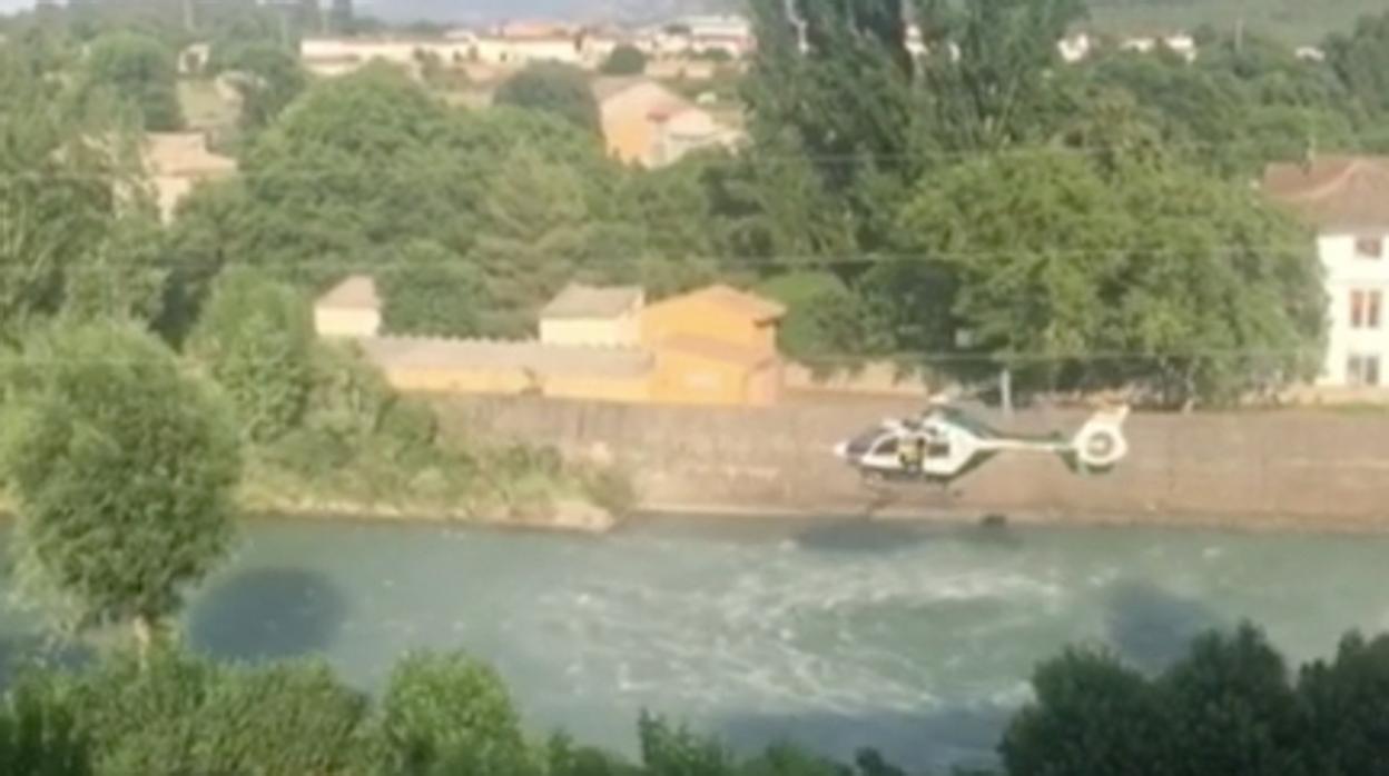 Un helicóptero de la Guardia Civil, durante los rastreos