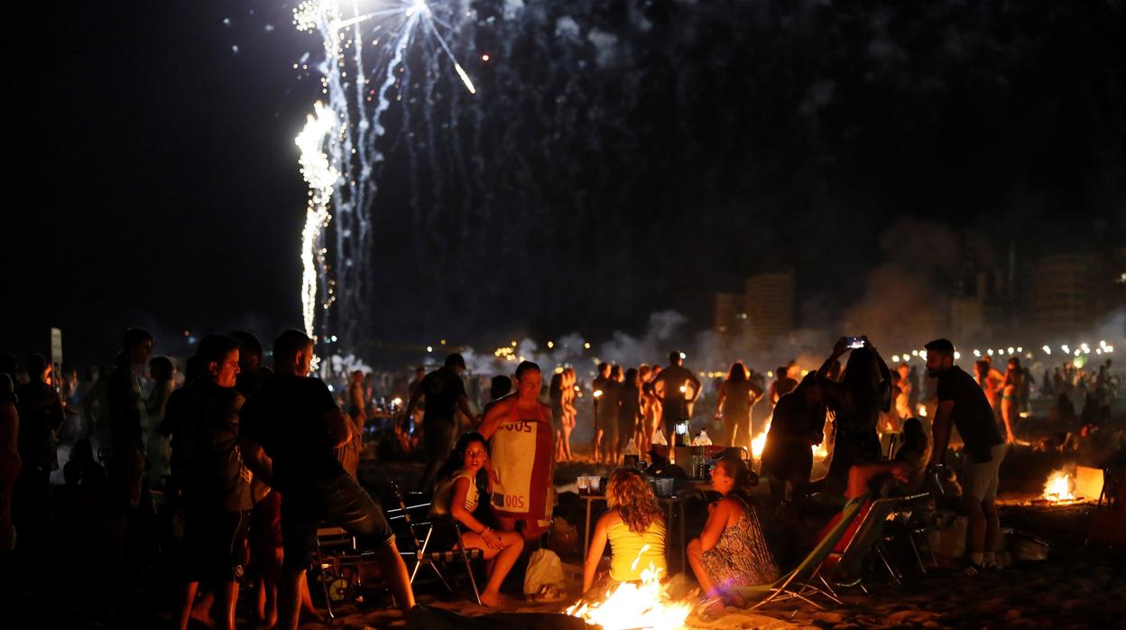 Numerosas personas disfrutaron de la noche mágica de San Juan en la playa del mismo hombre de Alicante