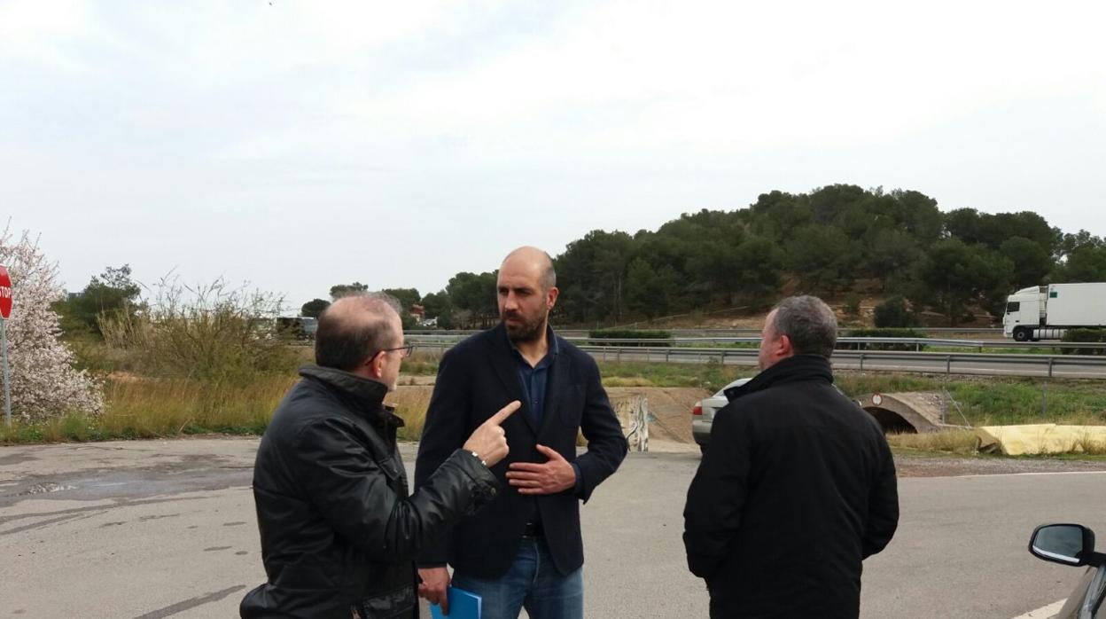 Pablo Seguí en una de les seues visites a la carretera, al costat de l'alcalde de Sagunt