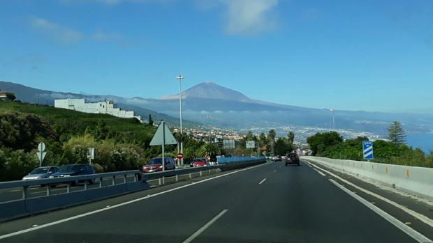 Tenerife estudia una ecotasa para visitar el Teide y al alquiler de coches