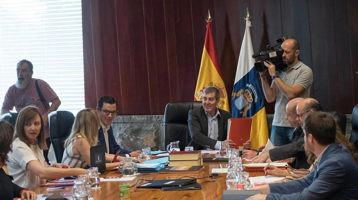 Canarias recurre a Antonio Tajani por la inmigración ilegal antes de verse con Pedro Sánchez