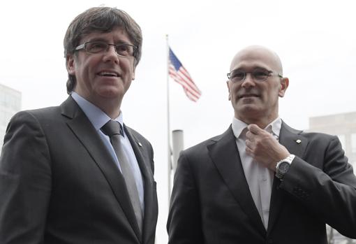 El expresidente de la Generalitat de Cataluña, Carles Puigdemont, con el exconsejero de Exteriores, Raul Romeva