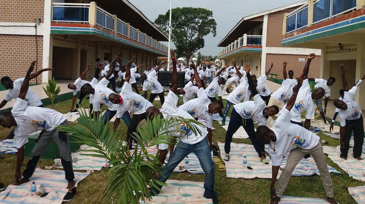 Estudiantes de Banjul, Gambia, en junio de 2018 por el Día Internacional del Yoga