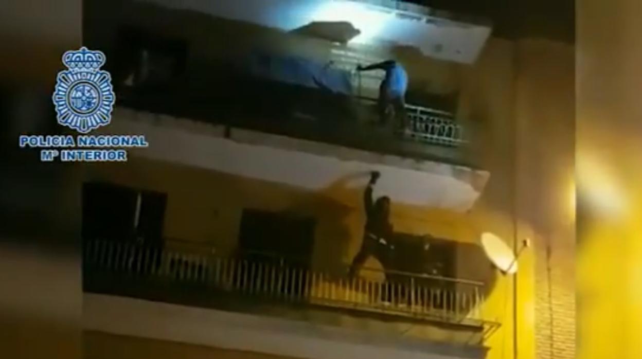 La Policía evitó que el agresor se arrojase por el balcón en Carabanchel