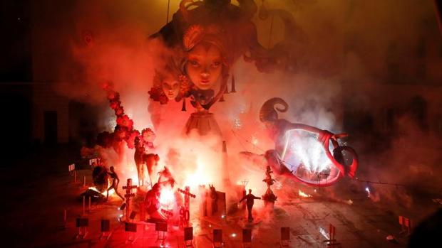 À Punt confunde las Hogueras de Alicante con las Fallas