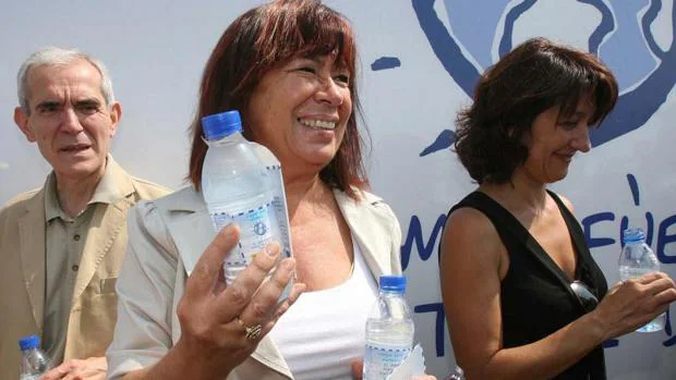 Narbona gastó un millón de euros en botellines de agua desalada