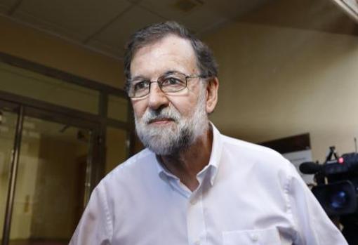 Rajoy en la puerta del Registro de la Propiedad de Santa Pola el día de su reincorporación