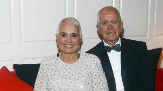 La familia Tous sale de la Fundación Rosa Oriol