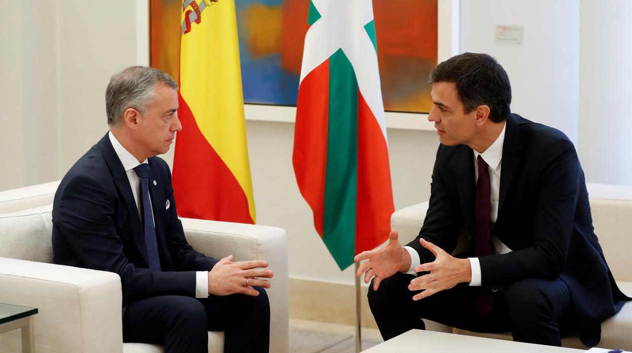 El presidente del Gobierno, Pedro Sánchez durante la reunión mantenida ayer con el lehendakari, Íñigo Urkullu