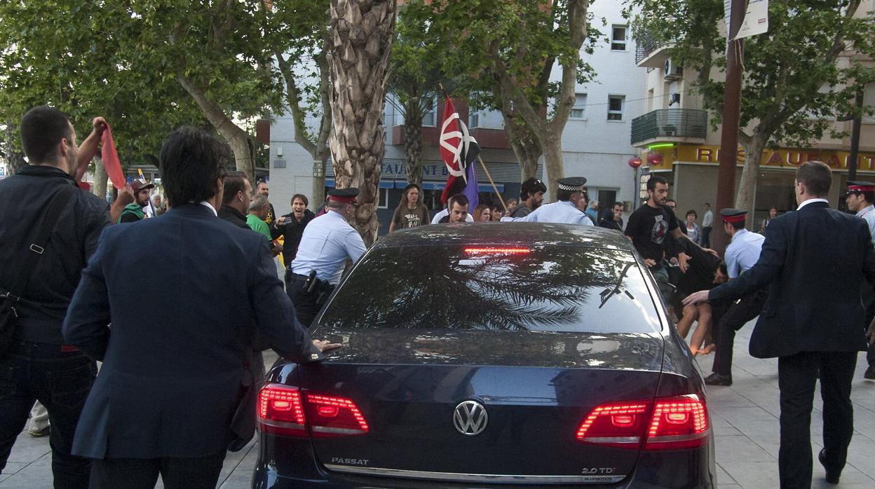 El coche del ministro de Hacienda, Cristóbal Montoro, a la salida del mitin del PPC hoy en Vilanova i la Geltrú (Barcelona)