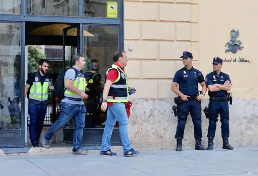 Agentes de la Udef salen de la Diputación de Valencia tras la llegada de Jorge Rodríguez