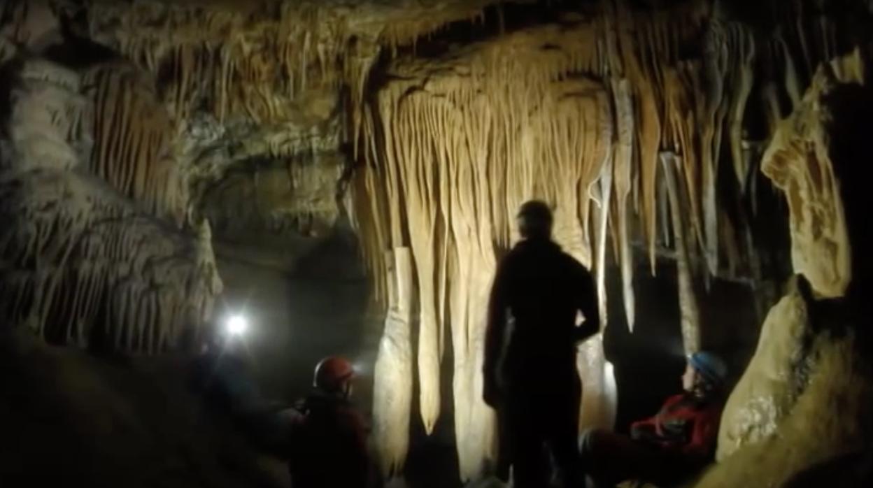 Imagen de archivo del interior de la cueva en la que han desparecido los espeleólogos