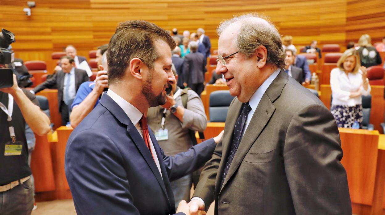 Herrera y Tudanca se saludan antes del inicio del debate sobre el estado de la Comunidad