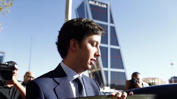 El juez procesa al «pequeño Nicolás» por estafar a un empresario haciéndose pasar por asesor de Saénz de Santamaría