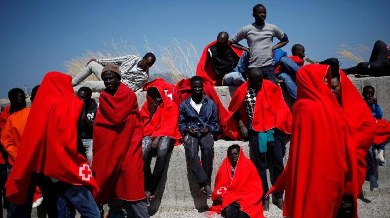 Inmigrantes llevados ayer al Puerto de Algeciras