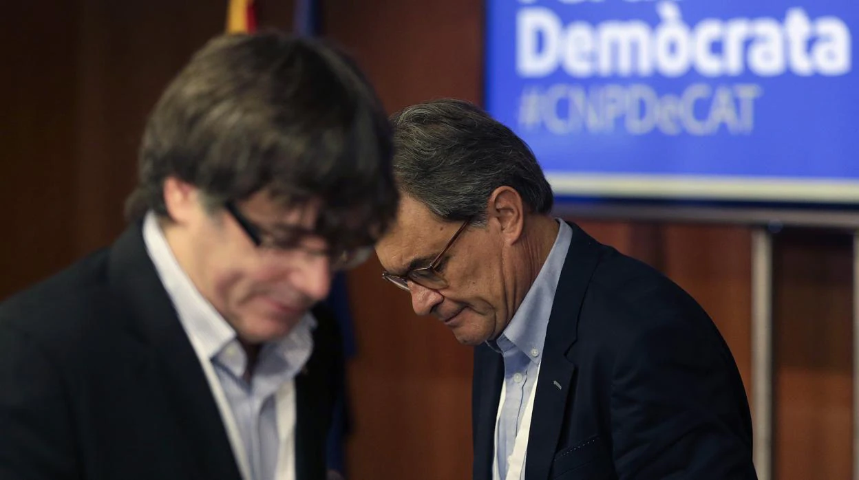 Los expresidentes y líderes del PDECat, Carles Puigdemont y Artur Mas