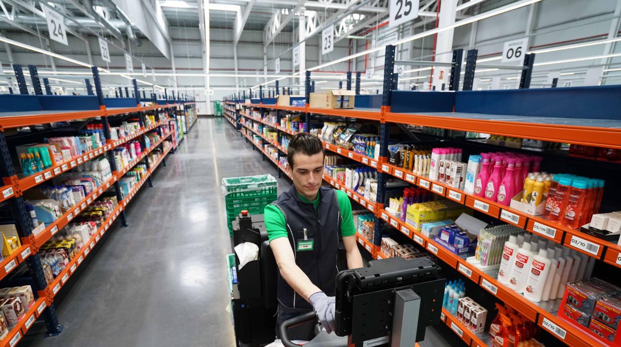 Imagen de un trabajador del almacén para la venta por internet de Mercadona en Valencia