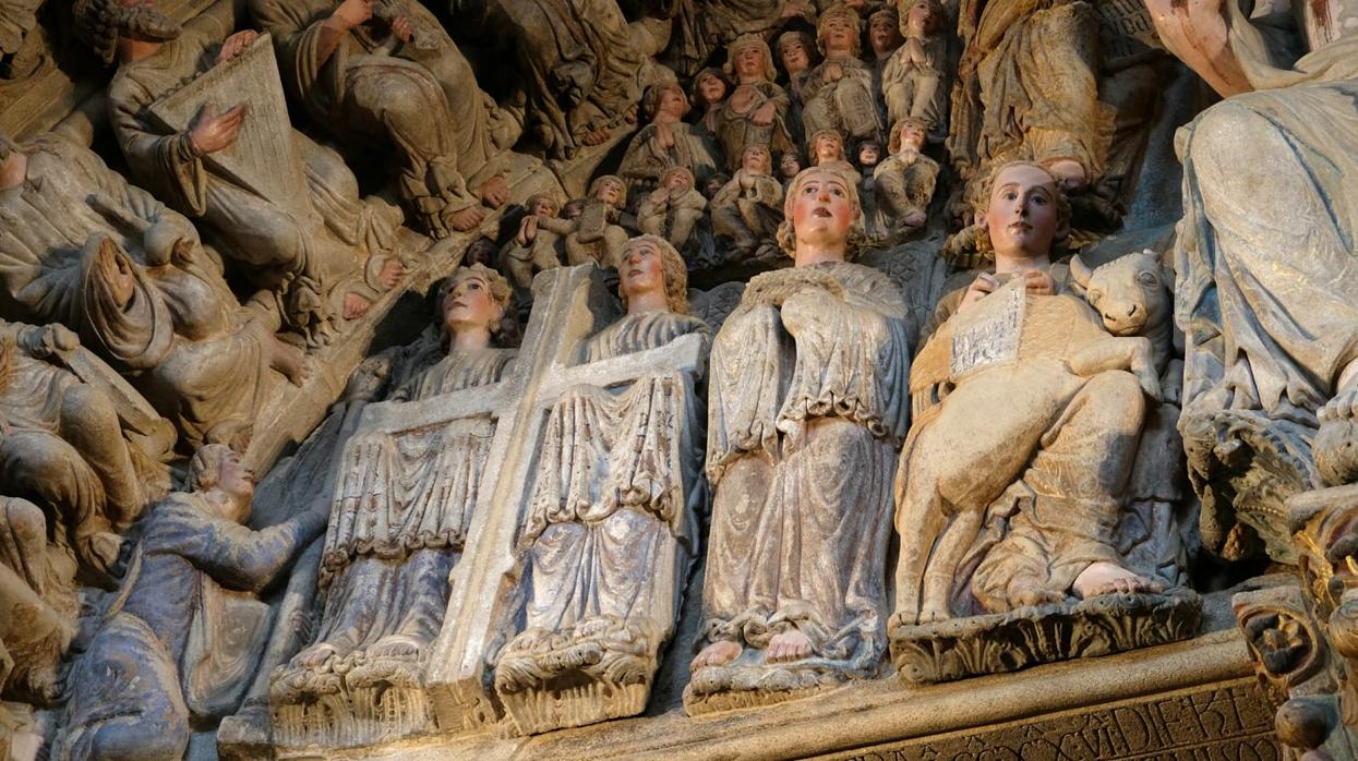 En el extremo izquierdo, ángeles en los que se retomó la policromía medieval