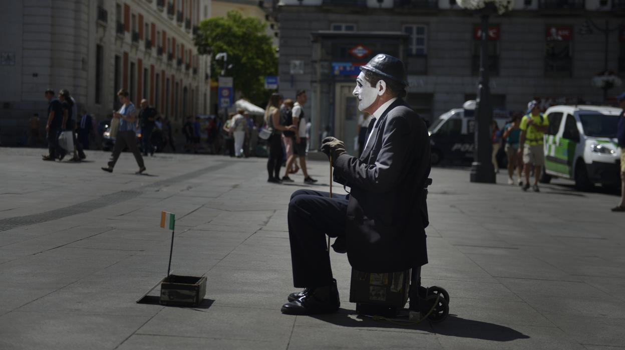 Un hombre caracterizado de Charles Chaplin en la Puerta del Sol