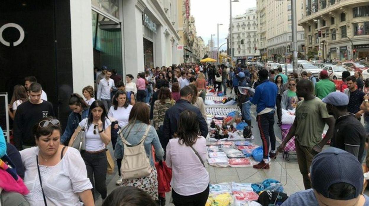 Manteros en la Gran Vía de Madrid