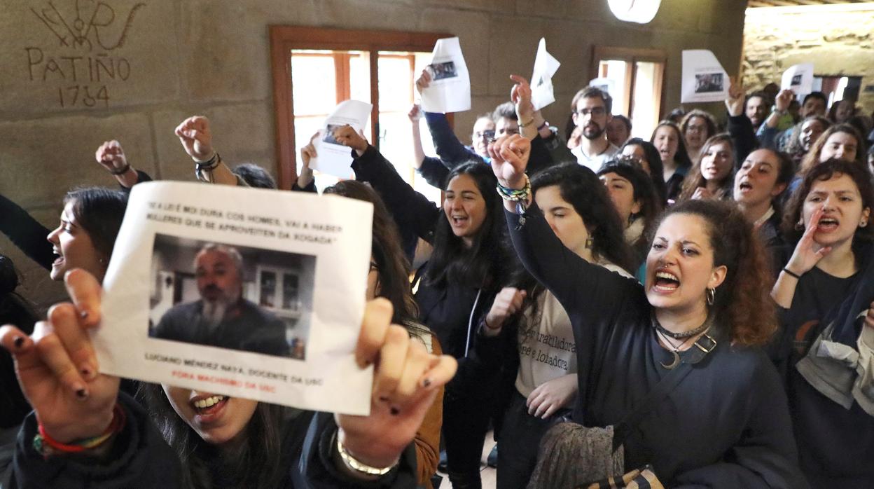 Protestas contra el profesor Luciano Méndez en la USC