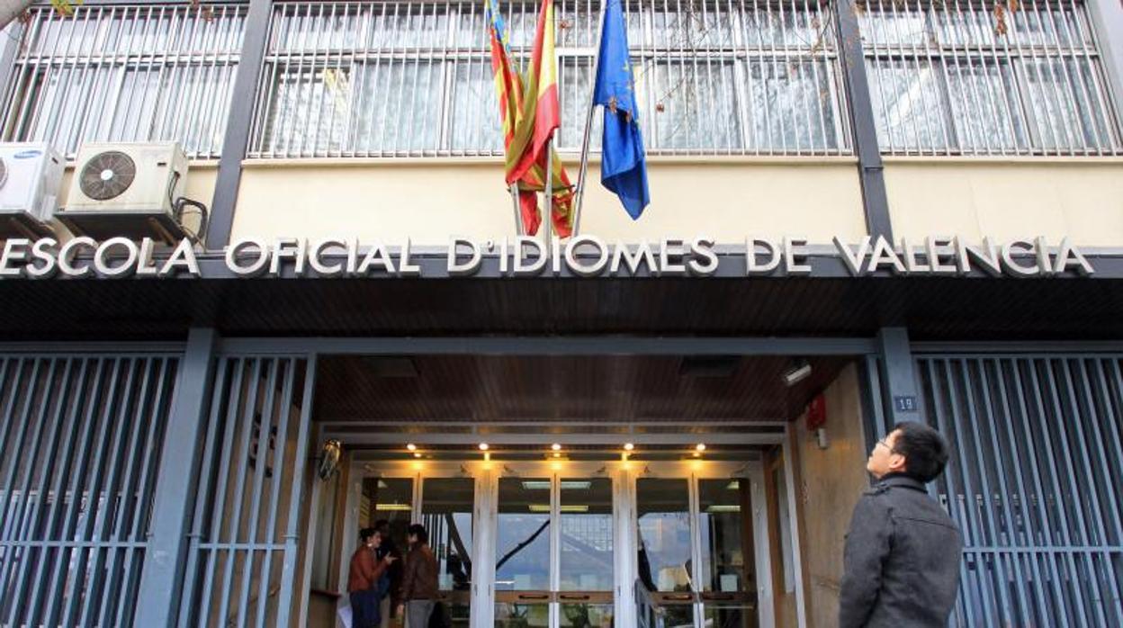 Entrada a la Escuela Oficial de Idiomas de Valencia