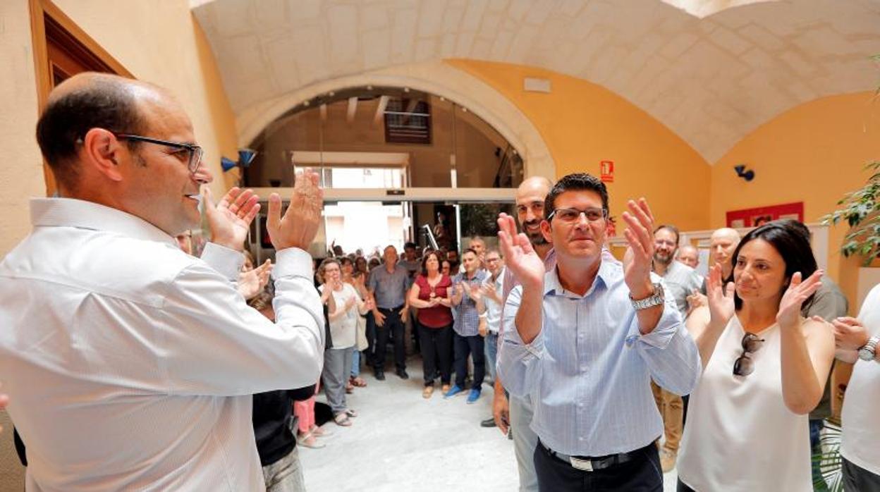 Jorge Rodríguez, recibido entre aplausos por concejales, funcionarios y vecinos del Ontinyent, donde es alcalde, tras su detención