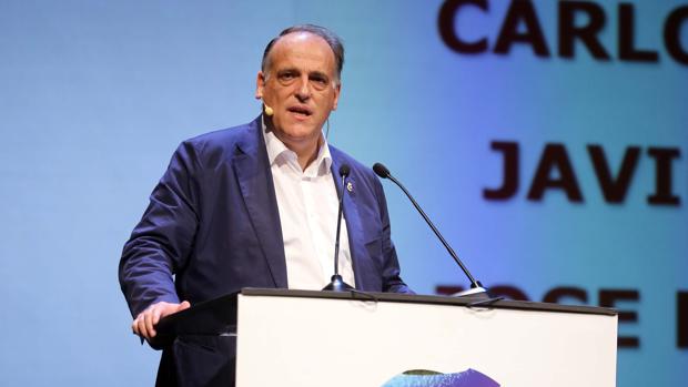 Tebas asume que la Supercopa de España podría celebrarse a partido único este verano