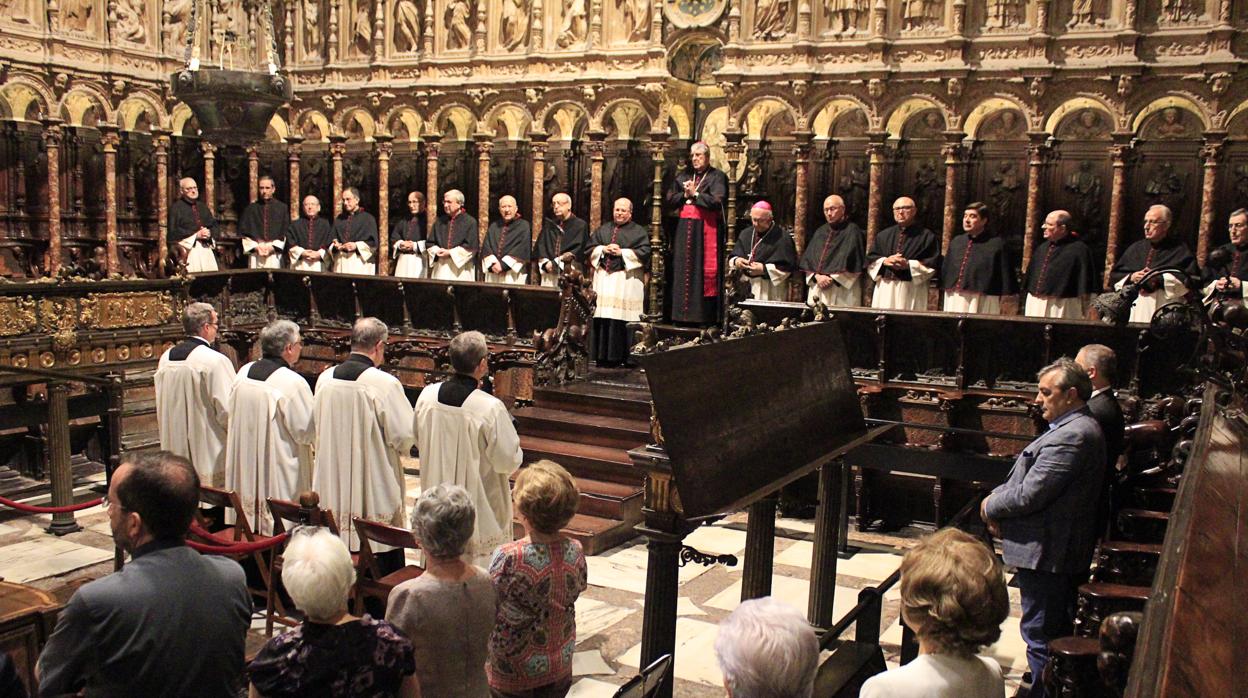 Los nuevos canónigos en el coro ante el arzobispo, obispo auxiliar, deán y miembros del cabildo