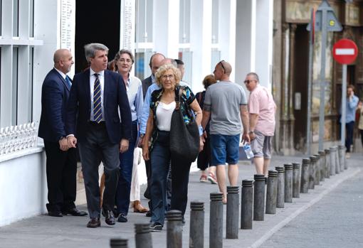 Carmena y Garrido salen del restaurante juntos