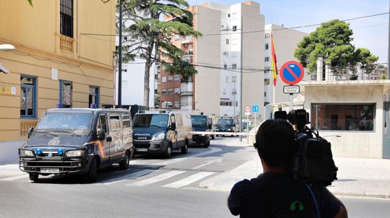 Vehículos policiales en el Cuartel de Zapadores de Valencia durante la operación del caso Alquería