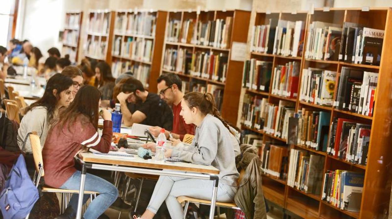 Estudiantes en una biblioteca en Valencia