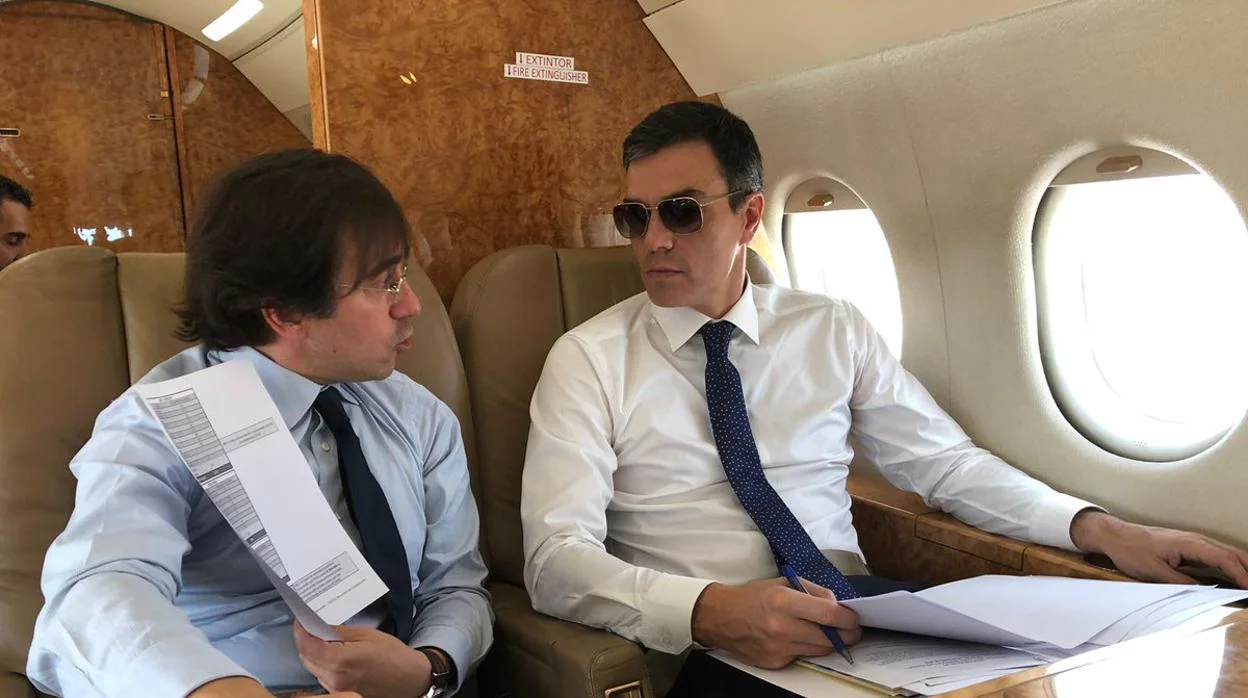 Pedro Sánchez posa con gafas mientras trabaja desde un avión