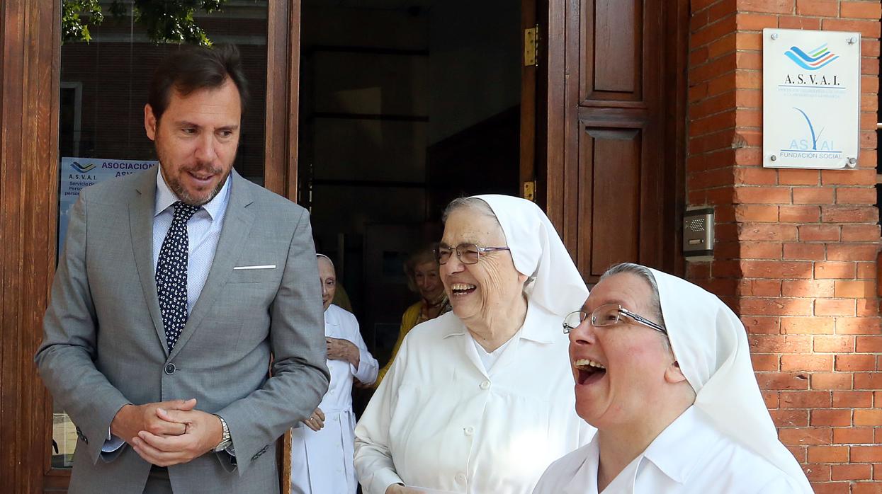 El alcalde de Valladolid, Óscar Puente, visita la Residencia de Nuestra Señora del Carmen en la ciudad