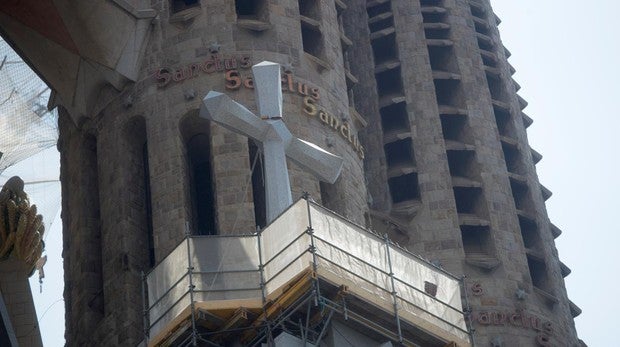 Colocan una cruz de 18 toneladas en el pórtico de la Sagrada Familia