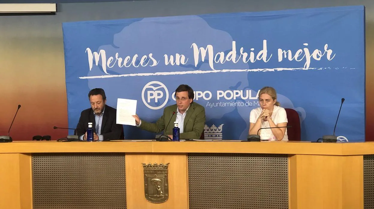 El portavoz del PP en el Ayuntamiento de Madrid, José Luis Martínez-Almeida, muestra la querella presentada