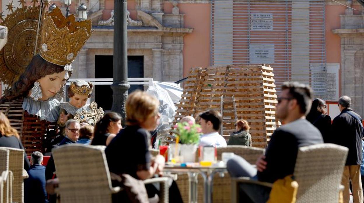 Turistas durante las fiestas de Fallas en Valencia