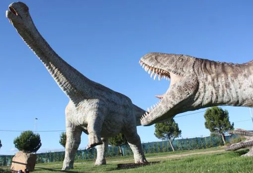 Reproducciones de dinosaurios instaladas en el Parque Temático Dinópolis (Teruel)