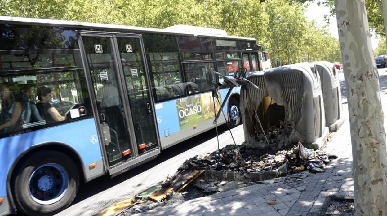 Un contenedor de basura de Madrid, quemado por completo