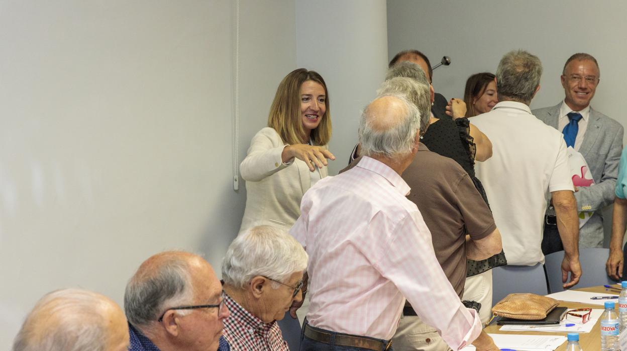 García saluda a miembros de la Sección de Mayores del Consejo de Servicios Sociales a los que presentó el informe