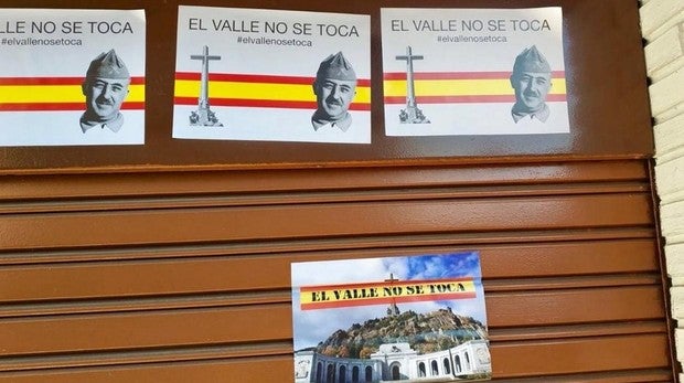 Empapelan una sede del PSOE con la cara de Franco y el Valle de los Caídos